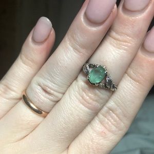 Lovely natural emerald ring in leaf setting 💎🌱